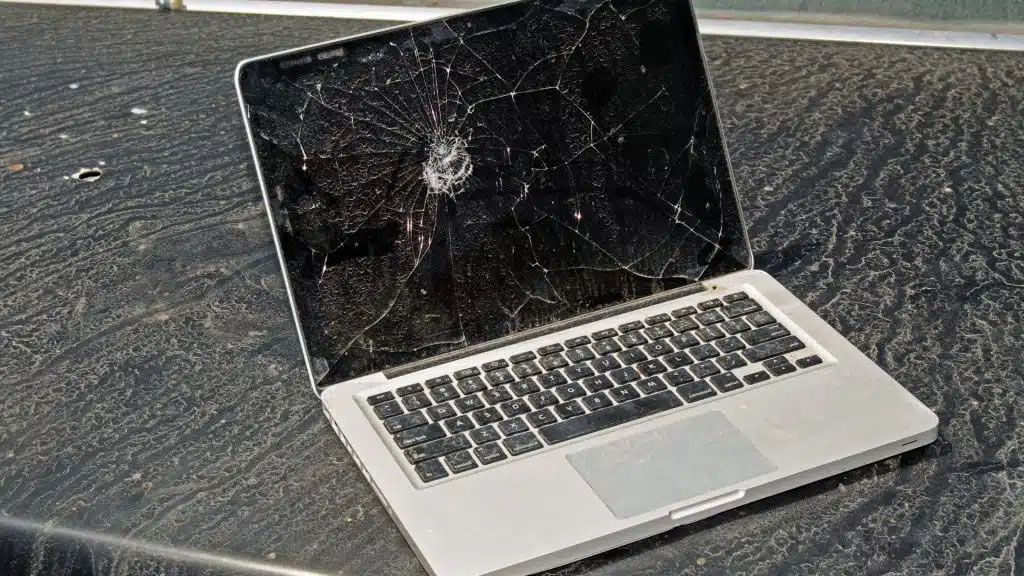 macbook_broken_screen